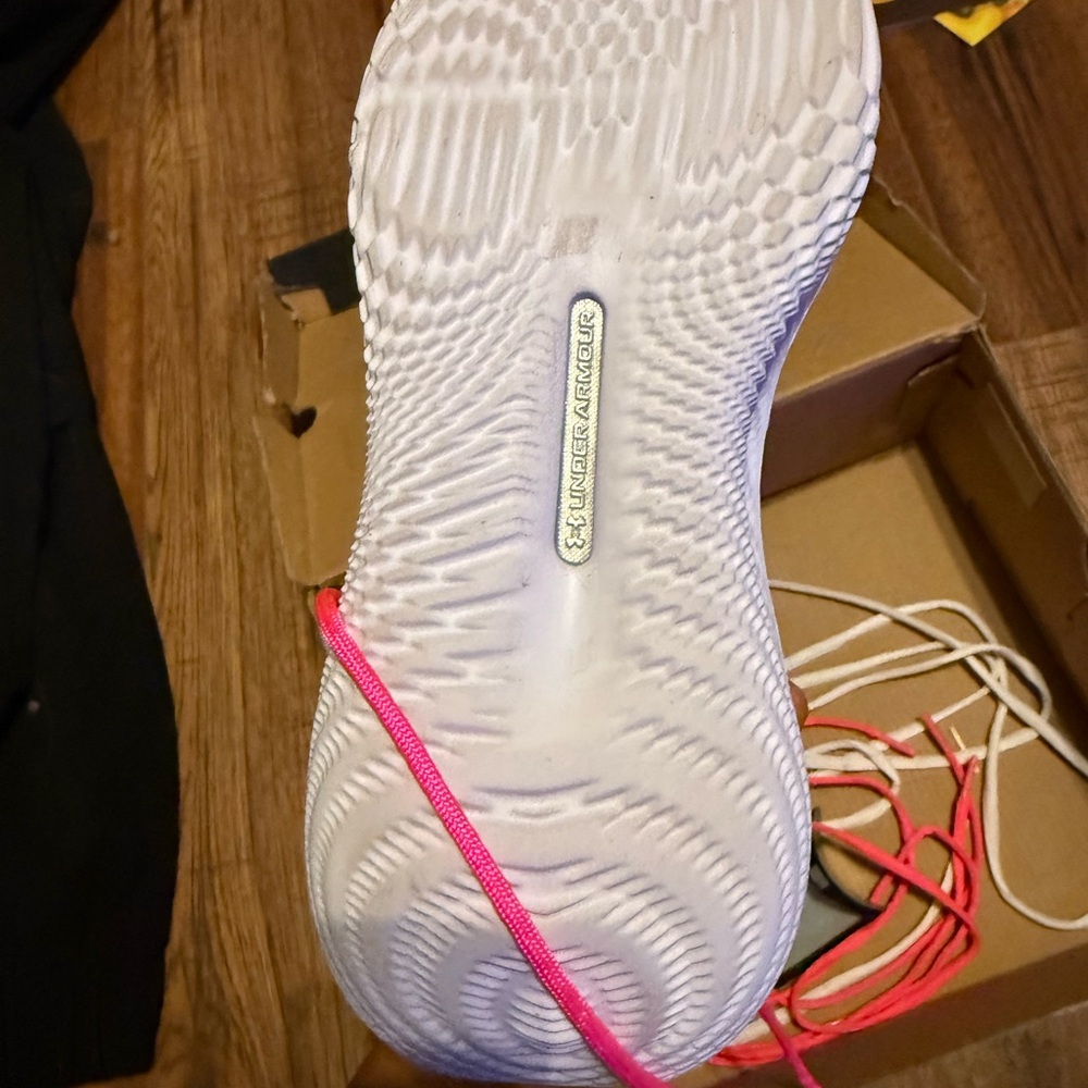Women’s under armor basketball shoes - Picture 6 of 11